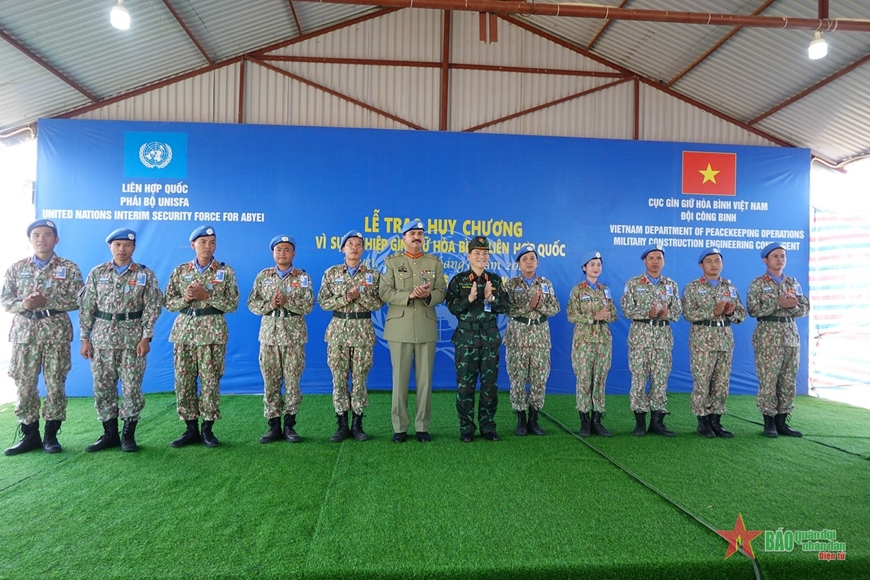 View - 	Trao huy chương tặng lực lượng Gìn giữ hòa bình Việt Nam